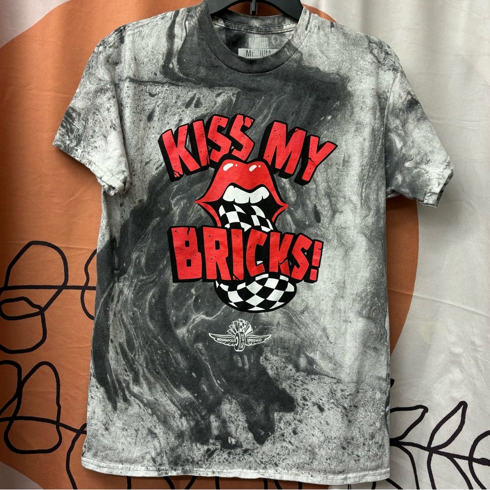 "Kiss My Bricks" Indy 500 tee, medium